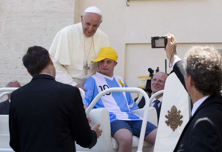 <p>Na &uacute;ltima quarta, o papa Francisco&nbsp;deixou um menino f&atilde; do jogar Messi subir a bordo do Papam&oacute;vel</p>