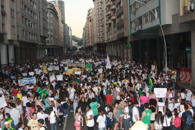 <p>Protesto em Niterói fechou a ponte que dá acesso à capital do Rio de Janeiro</p>