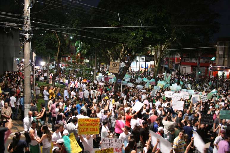 <p>Manifestantes de São José do Rio Preto promoveram no início da noite desta terça-feira o ato "Rio Preto nas Ruas"</p>