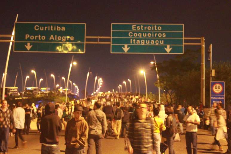 <p>Na terça-feira, protesto invadiu as pistas das pontes Colombo Salles e Pedro Ivo, que ligam a Ilha de Santa Catarina (onde está localizada Florianópolis) à região continental</p>