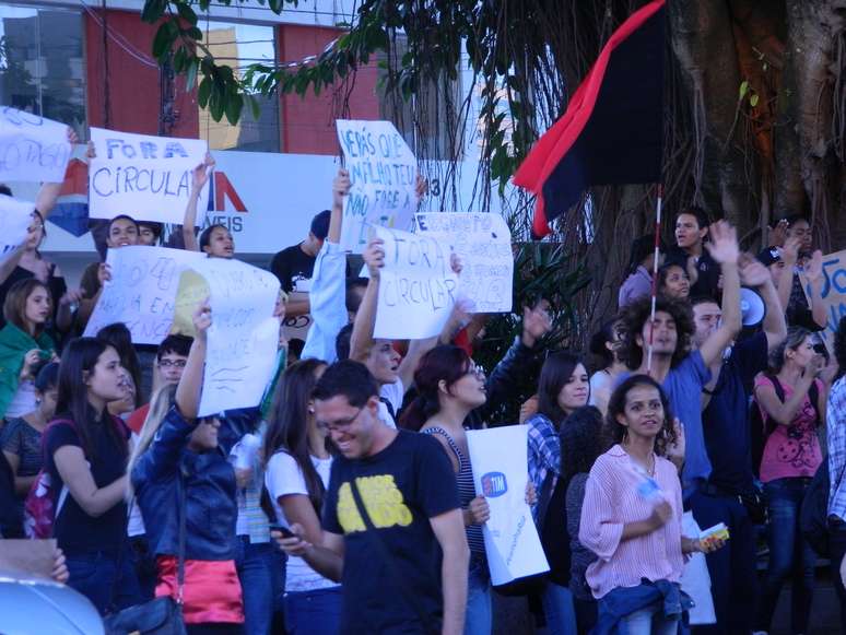 <p>Carregando cartazes, moradores de Marília protestaram nesta terça-feira</p>