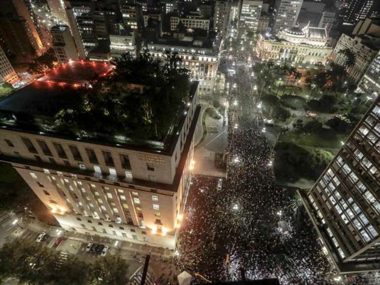 <p>Multidão cercou a prefeitura de São Paulo na noite de terça-feira</p>