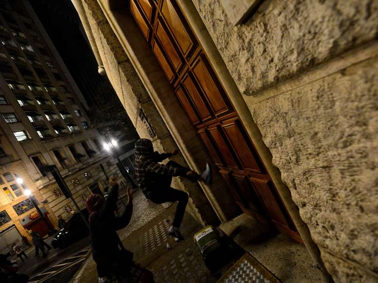 <p>Jovens chutam porta da prefeitura de São Paulo durante protesto em São Paulo</p>