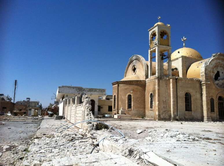 Poucas pessoas podem ser vistas nas ruas de Qusayr, cidade síria localizada perto da fronteira com o Líbano, depois de dias de uma batalha sangrenta entre rebeldes e tropas do regime de Assad. Refugiados em localidades próximas ou em outros países, os moradores de Qusayr agora se perguntam quando e se a sua cidade será reconstruída. A foto acima mostra uma igreja destruída