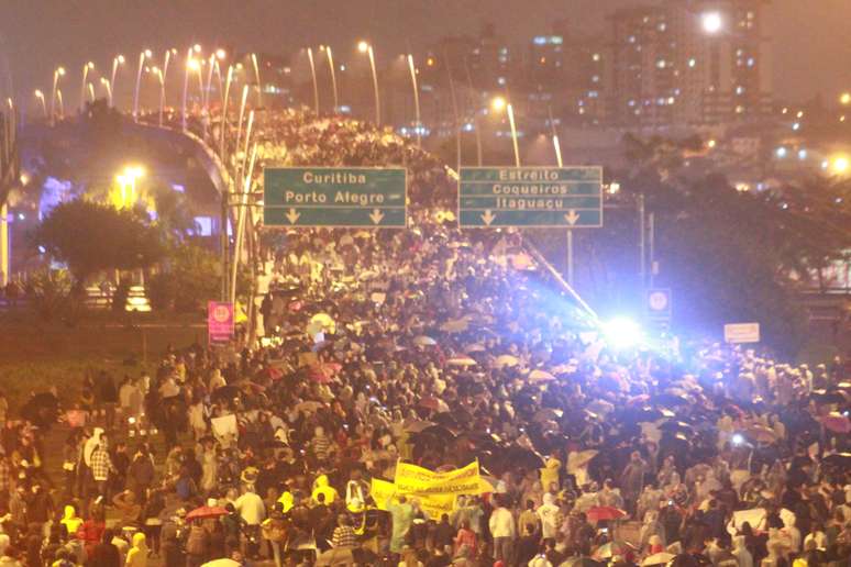 <p>Multid&atilde;o lota ponte de acesso de Florian&oacute;polis em mais uma noite de protestos na capital catarinense</p>