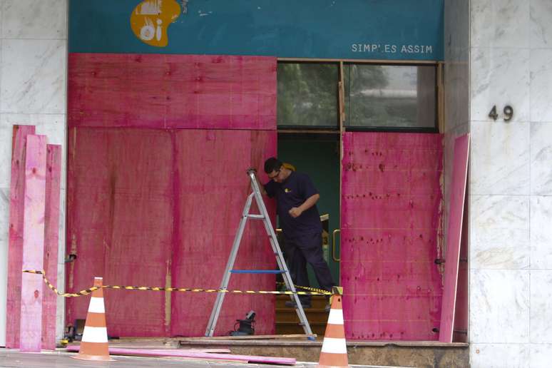 <p>Lojistas de todo o País fecharam seus estabelcimentos mais cedo ontem com medo dos protestos</p>