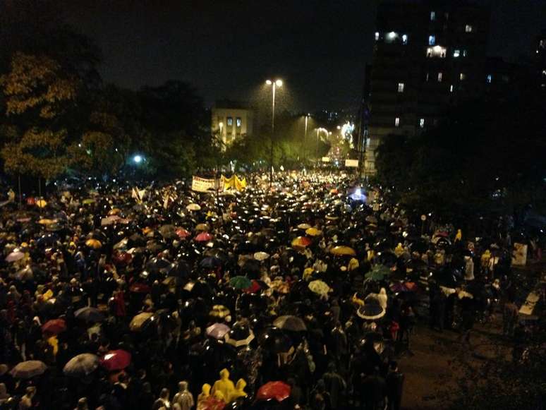 <p>Manifestantes marcham pela avenida João Pessoa, em Porto Alegre</p>