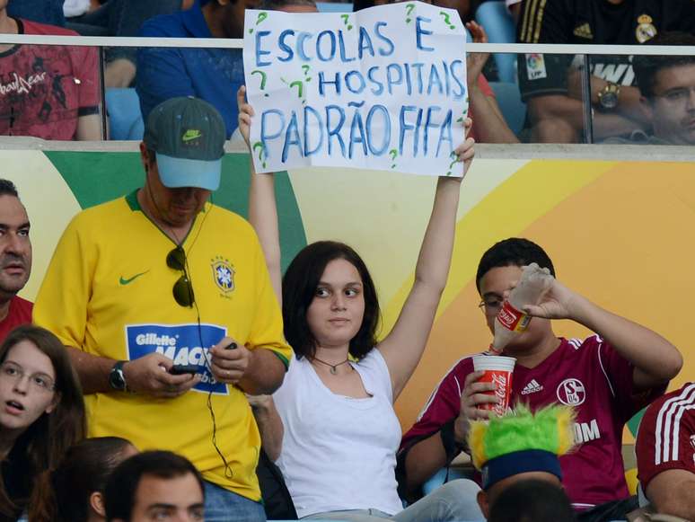 Os torcedores brasileiros que foram ao maracanã para acompanhar Espanha x Taiti levaram cartazes pedindo mais investimentos em saúde e educação