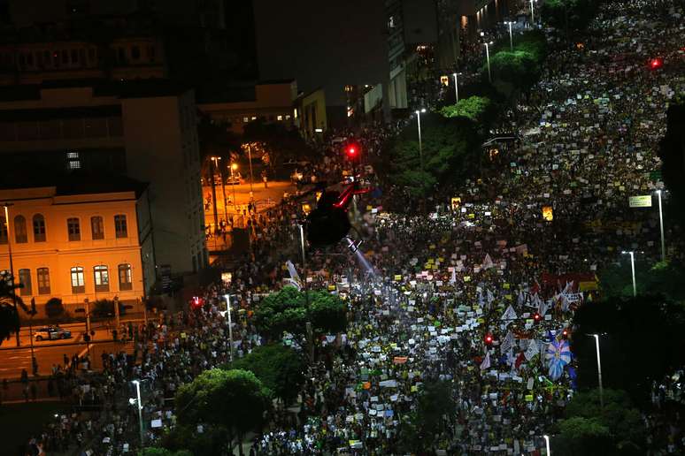 <p>Milhares de pessoas marcham pelas ruas do Rio de Janeiro em mais um protesto pedindo mudanças no País</p>