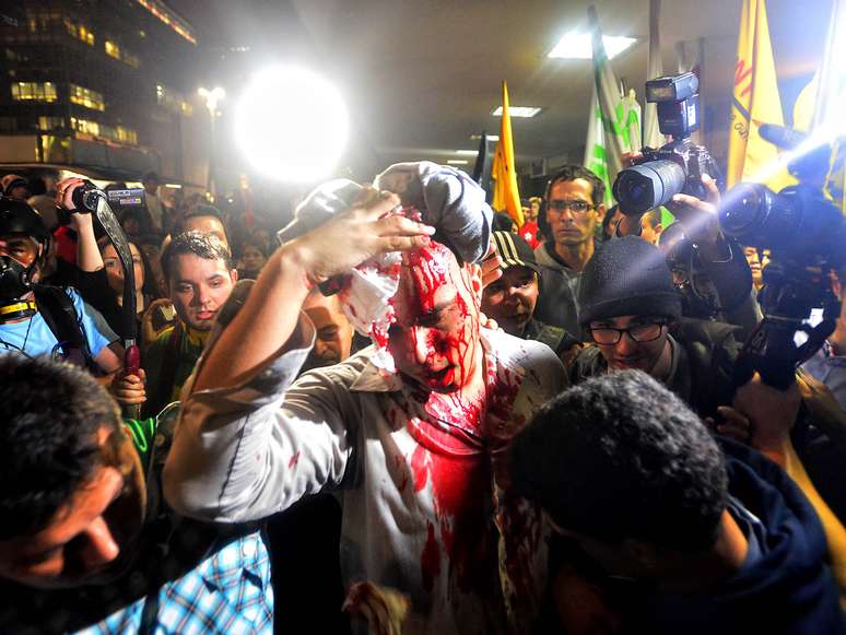 <p>Homem se feriu após<b> </b>discussão motivada pela presença de bandeiras de partidos no protesto, em São Paulo</p>