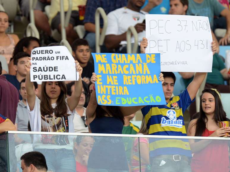 <p>Torcedores erguem cartazes de protestos apesar do veto da Fifa</p>