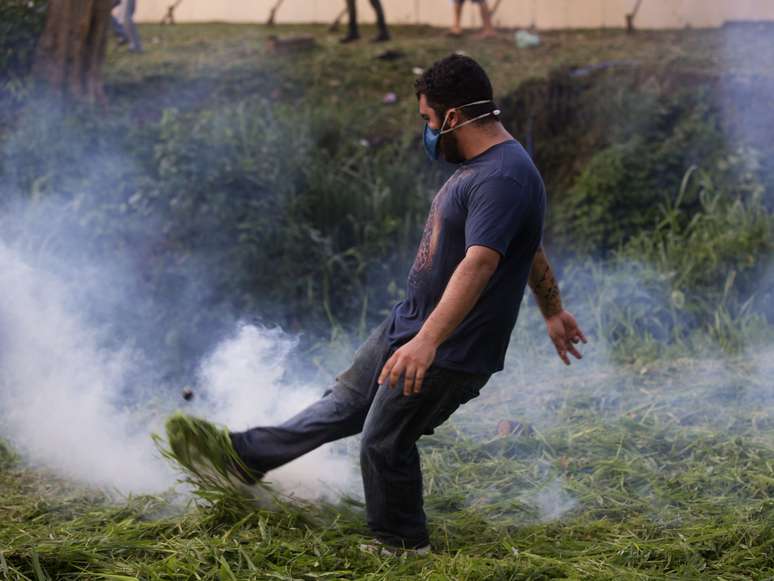 <p>Manifestantes sofreram com bombas de gás lacrimogêneo</p>