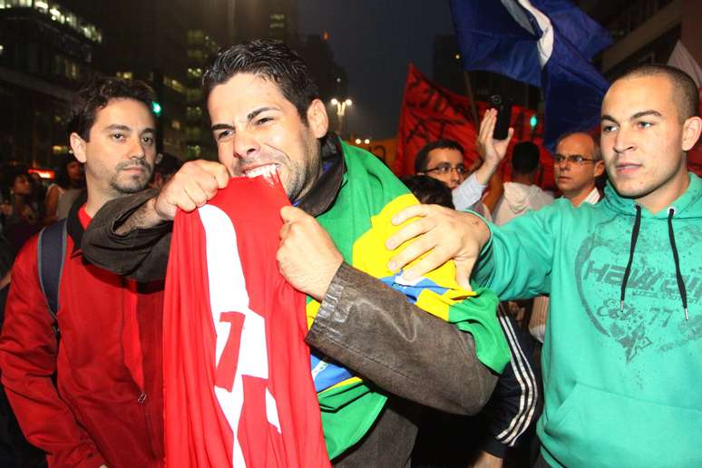 <p>Manifestante morde bandeira do PT durante protesto em São Paulo</p>