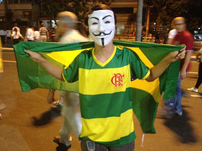 <p>Torcedores deixaram o Maracanã direto para o protesto</p>