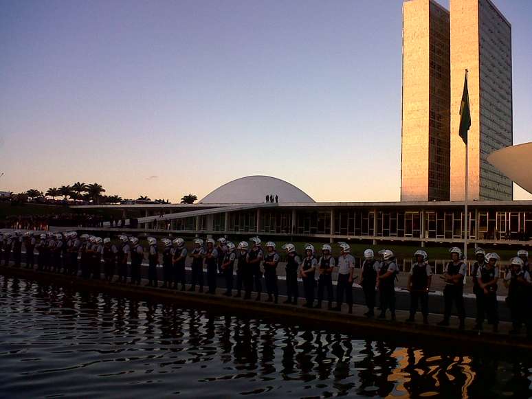 <p>Policiais protegem o Congresso, em Brasília</p>