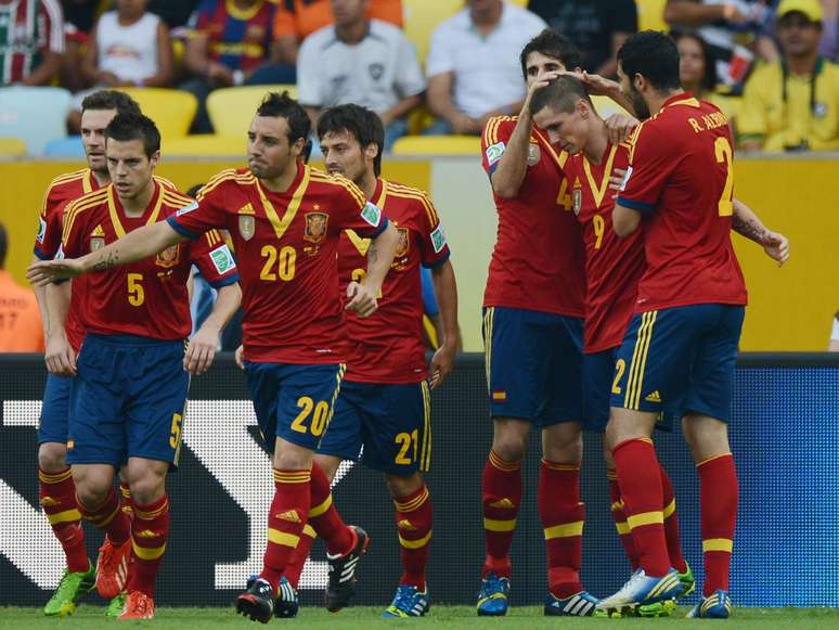 <p>Seleção da Espanha comemora o primeiro gol da partida, marcado aos 5min do primeiro tempo</p>