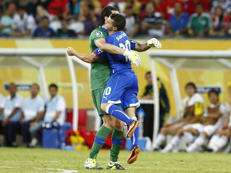 <p>Giovinco comemora gol com o experiente Buffon em vitória sobre o Japão</p>