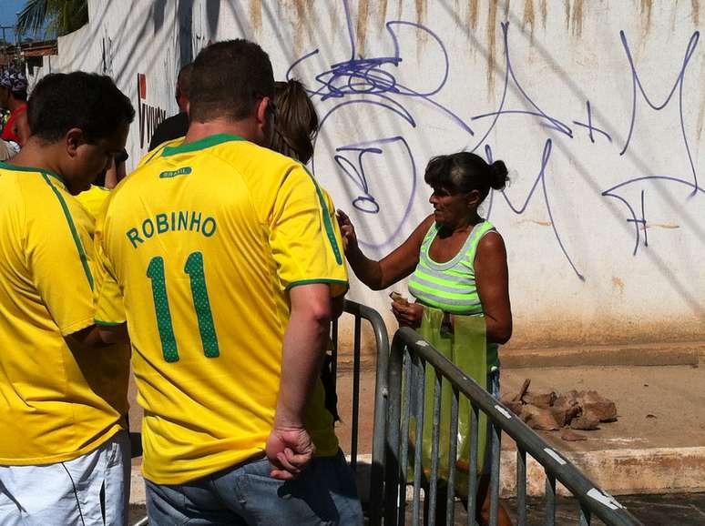 Ambulante vende cerveja em saco plástico de marca rival da patrocinadora oficial da Fifa em frente ao portão da Arena Castelão