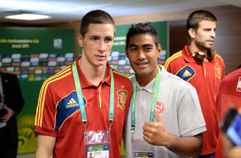 <p>Fernando Torres marcou quatro dos dez gols da Espanha no jogo; depois, tirou foto com o atacante Yohann Tihoni</p>
