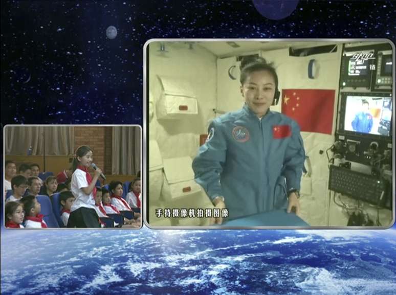 A astronauta chinesa Wang Yaping, 33 anos, deu uma aula nesta quinta-feira a bordo da nave espacial Shenzhou X, que foi retransmitida ao vivo para 60 milhões de crianças do país asiático, na primeira vez que a China fez este tipo de atividade no espaço