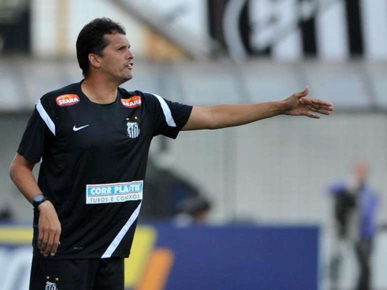 <p>Técnico Claudinei Oliveira optou por não revelar a escalação para o clássico de quarta; Santos está pressionado após a goleada</p>