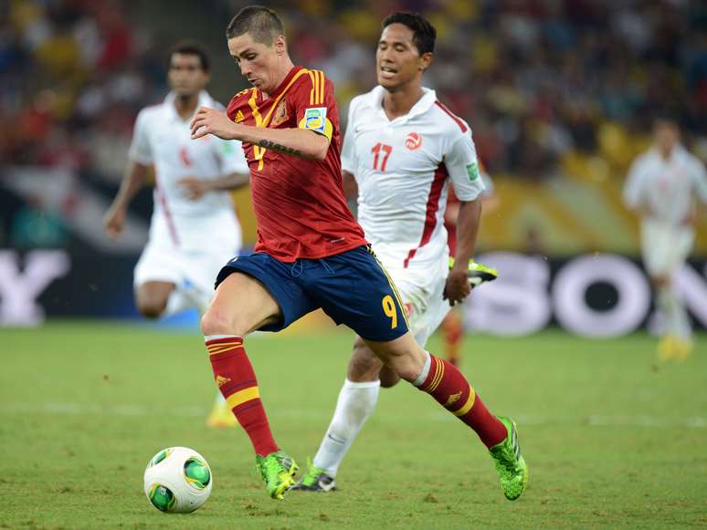 <p>Torres fez quatro gols e depois tirou fotos com taitianos no vestiário</p>
