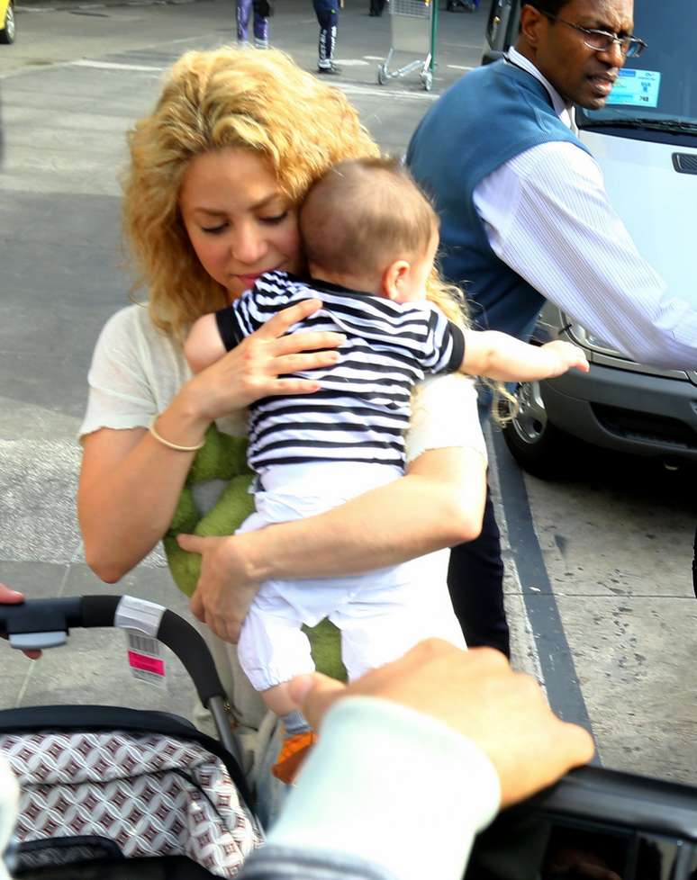 <p>Shakira e o filho Milan, de seis meses</p>