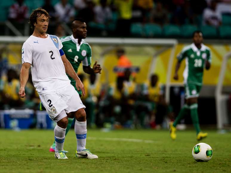 <p>Autor do 1º gol uruguaio contra a Nigéria, zagueiro faz passe no jogo de quinta-feira</p>