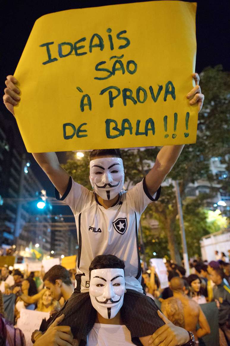 Manifestantes com a máscara do filme V de Vingança protestam em Niterói
