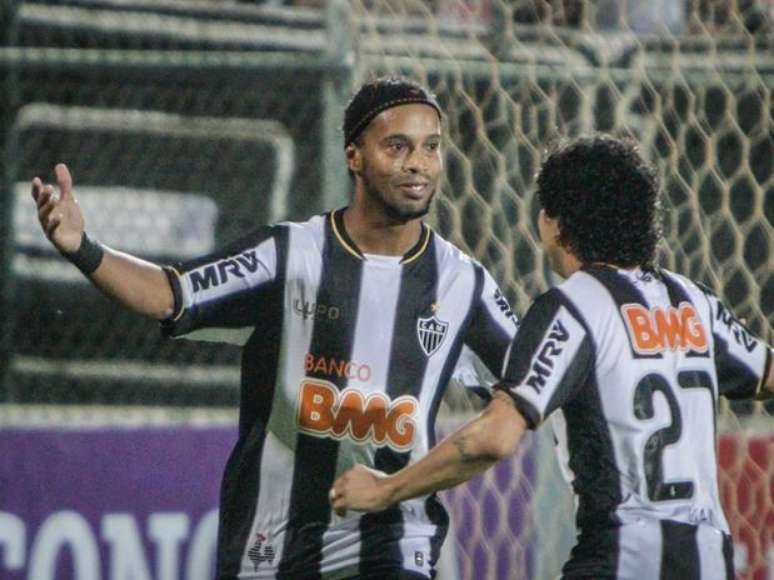 Meia celebra gol em partida contra o Grêmio antes do recesso do Campeonato Brasileiro