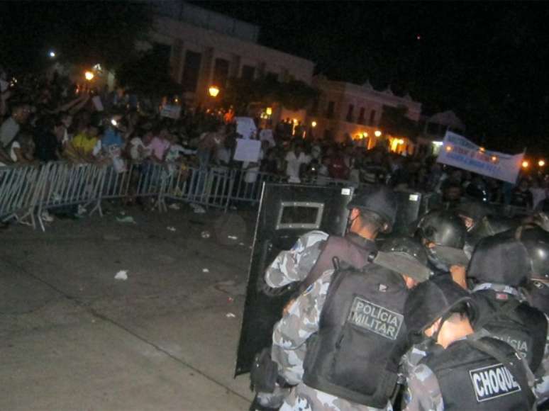 <p>Virou uma pra&ccedil;a de guerra a frente da sede do governo do Maranh&atilde;o e da prefeitura de S&atilde;o Lu&iacute;s. Os protestantes depredaram &agrave; frente da prefeitura, picharam as paredes e entraram em confronto com a Pol&iacute;cia. Cerca de 15 mil pessoas participaram do Vem pra Rua S&atilde;o Lu&iacute;s, que iniciou no final da tarde desta quarta-feira (19) e s&oacute; come&ccedil;ou a se dispersar no final da noite. Em frente &agrave; sede do governo do Estado, os manifestantes fizeram duros protestos contra o senador&nbsp;Jos&eacute; Sarney (PMDB-AP)</p>