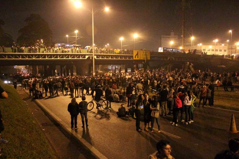 <p>Segundo a PM, por volta das 22h30, os manifestantes seguiam com o protesto e ocupavam as duas pistas da Anchieta no quilômetro 18</p>