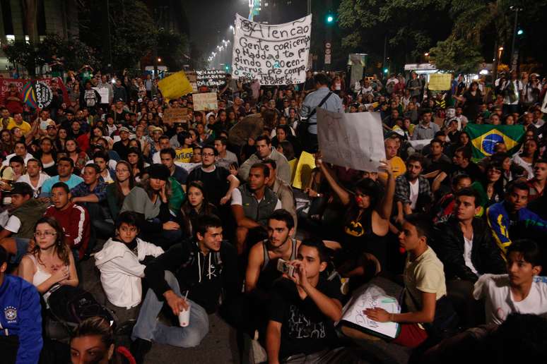 <p>Manifestantes comemoram redução da tarifa do transporte público durante protesto na avenida Paulista com Peixoto Gomide, em São Paulo (SP), na noite desta quarta-feira</p>