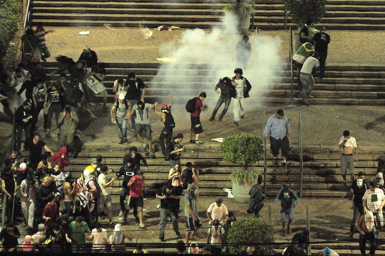 <p>Policiais e a Guarda Municipal atiraram bombas de gás lacrimogêneo contra os manifestantes em frente à prefeitura de Campinas</p>