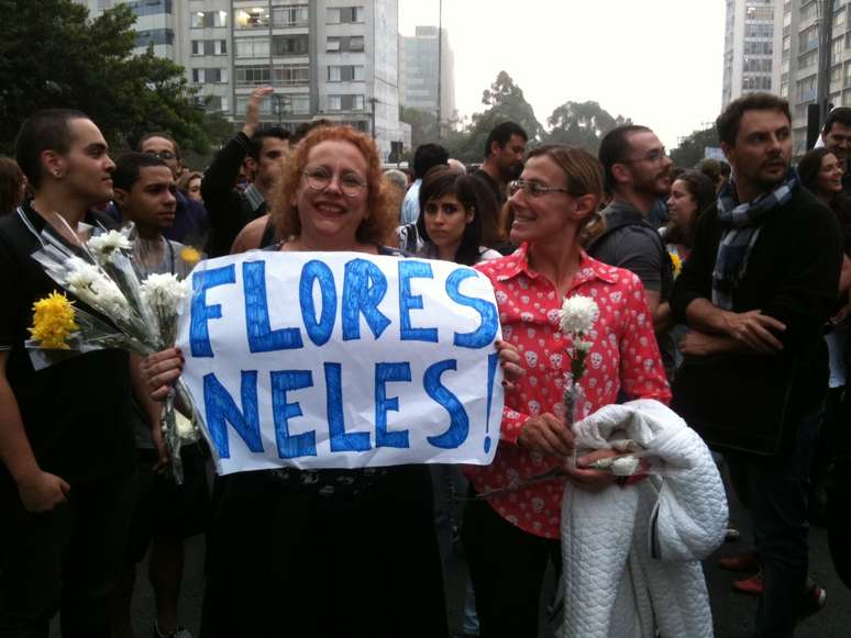 <p>As noivas Dedé Sendyk e Roberta Fortunatto, no protesto em São Paulo: flores para distribuir e pedir paz nos protestos</p>