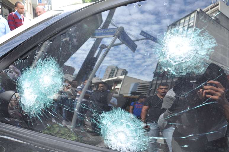 <p>Ap&oacute;s troca de tiros, dois homens foram presos no local do crime</p>