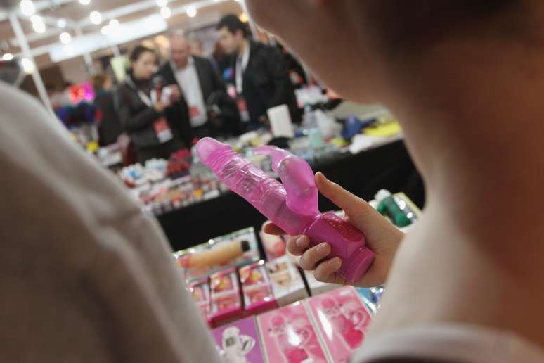 <p>Vibrador é avaliado por mulher em feira erótica de Berlim</p>