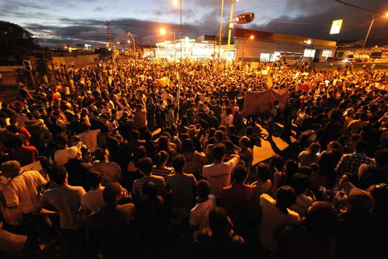 Alguns manifestantes ficaram nas imediações da Praça Barão do Rio Branco, onde ocorre na noite desta quarta um show gratuito, patrocinado pela prefeitura local, do cantor Alceu Valença, como parte das comemorações do São João