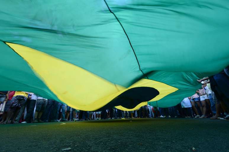 <p>Em Salvador, manifestantes agitam bandeira do Brasil durante protestos</p>