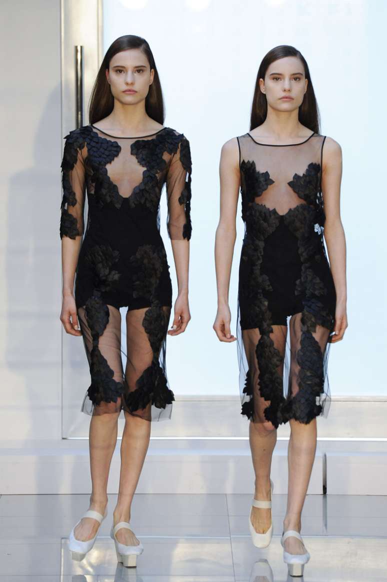 <p>Vestidos inspirados no 'Cisne Negro' abriram a "ala" de bailarinas no desfile</p>