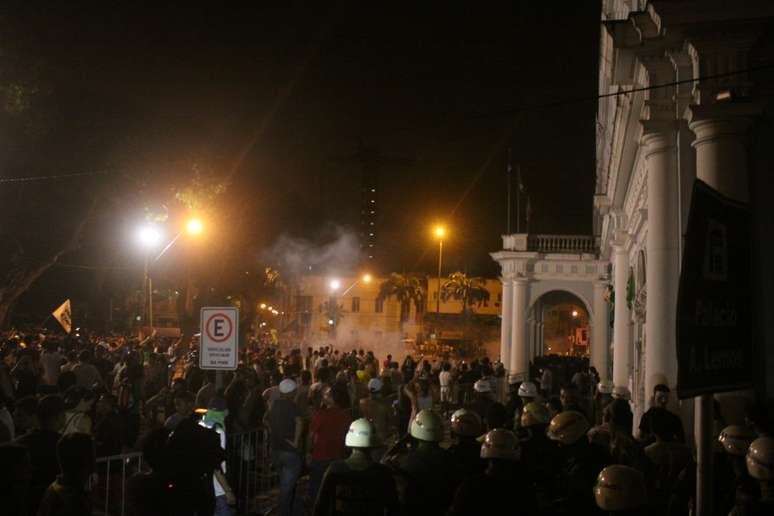 <p>Manifestantes protestam nas ruas de Bel&eacute;m (PA), onde houve confronto com a pol&iacute;cia</p>