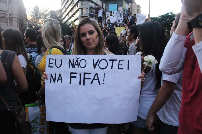 <p>Garota carrega cartaz contra a Fifa em protesto ocorrido em Belo Horizonte</p>