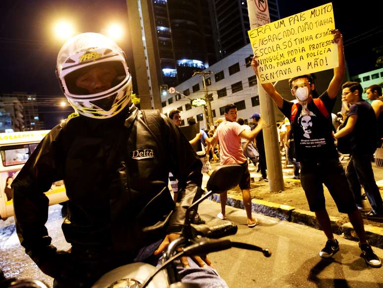 <p>Manifestante&nbsp;segura cartaz durante um protesto em&nbsp;Fortaleza&nbsp;pedindo mudan&ccedil;as sociais</p>