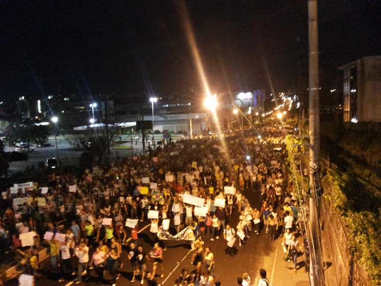 <p>Manifestantes marcham em protesto pelas ruas de Manaus (AM)</p>