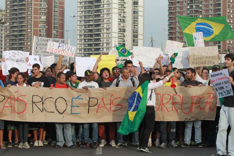 <p>Marcha de manifestantes na Barra da Tijuca, zona oeste do Rio, pede o combate à corrupção</p>