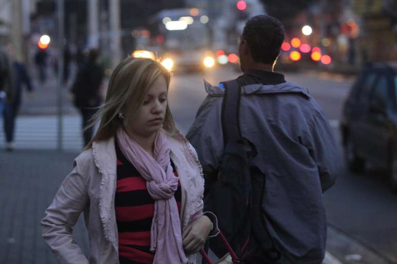 Pedestre enfrenta forte frio no primeiro dia do inverno na manhã desta sexta-feira na avenida Vital Brasil, em São Paulo, próximo à estação Butantã do Metrô