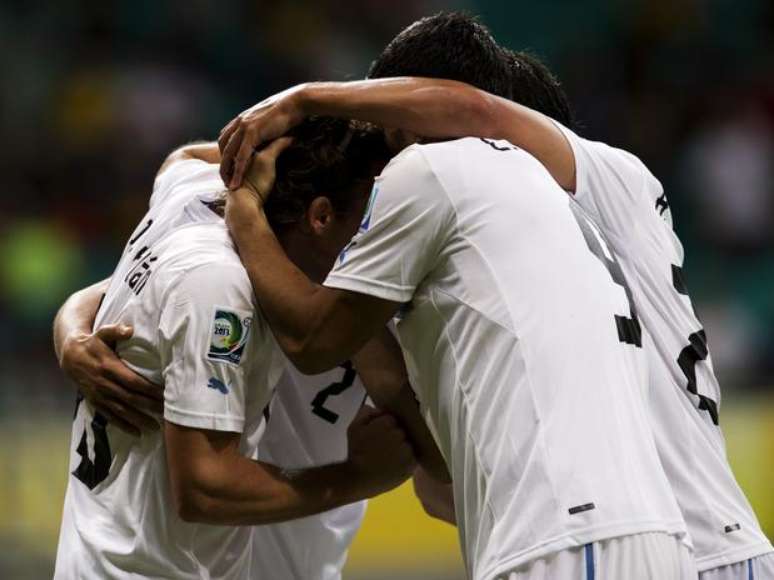 Jogadores do Uruguai comemoram vitória sobre a Nigéria, nesta quinta-feira, em Salvador (BA)