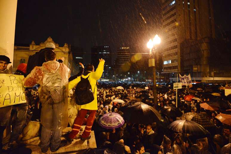 <p>Mesmo com a redução na passagem, manifestantes seguem protestando em Porto Alegre</p>