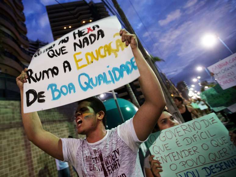 <p>Manifestantes fazem protesto pelas ruas de Fortaleza (CE) pedindo mudan&ccedil;as sociais, como mais investimento na educa&ccedil;&atilde;o</p>