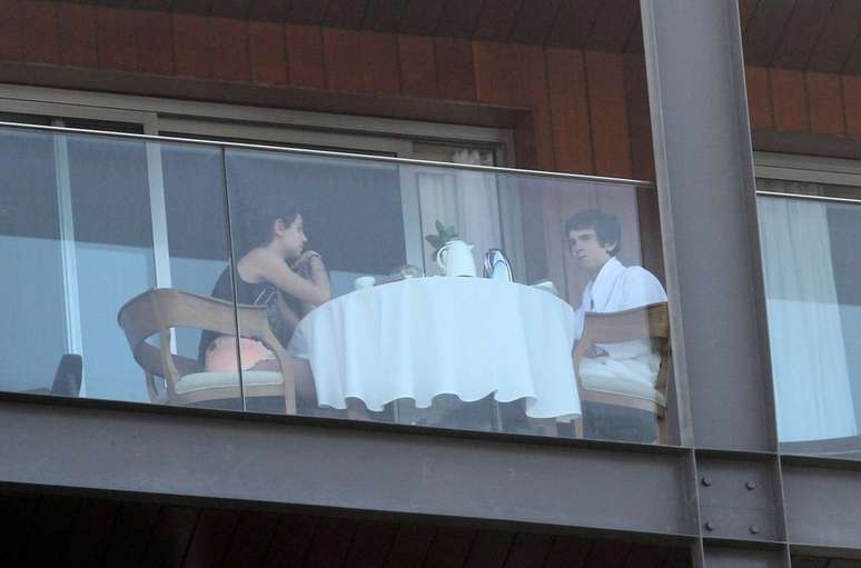 Freddie Highmore foi fotografado na manhã desta sexta-feira (21) com sua namorada Emma Roberts na sacada de um hotel, no Rio. Ele está no Brasil para divulgar a série Bates Motel, da Universal Channel